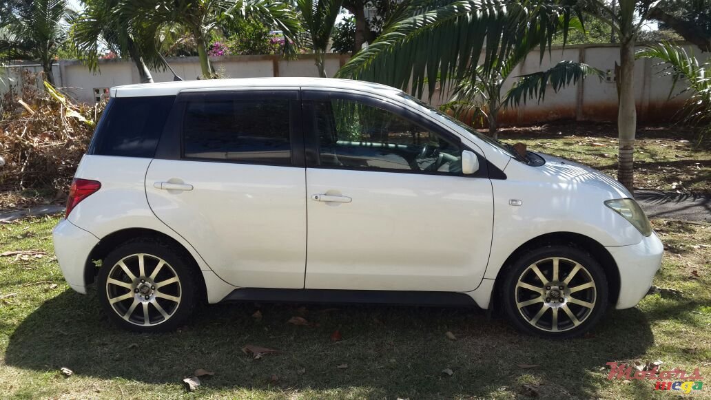 2004' Toyota Isis photo #2