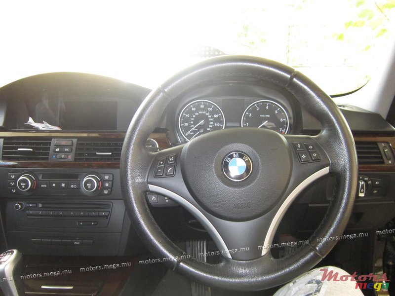 2009' BMW 320i photo #2