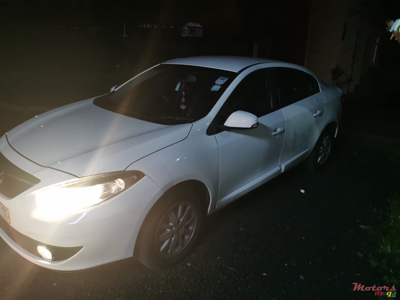 2011' Renault Fluence photo #6