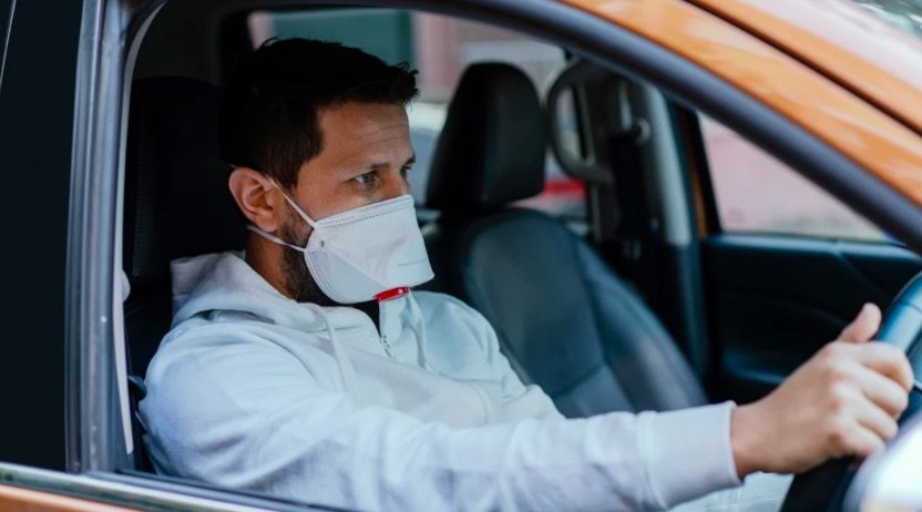 Gestes barrières : ne pas porter de masque lorsqu’on est seul en voiture ne constitue pas un délit