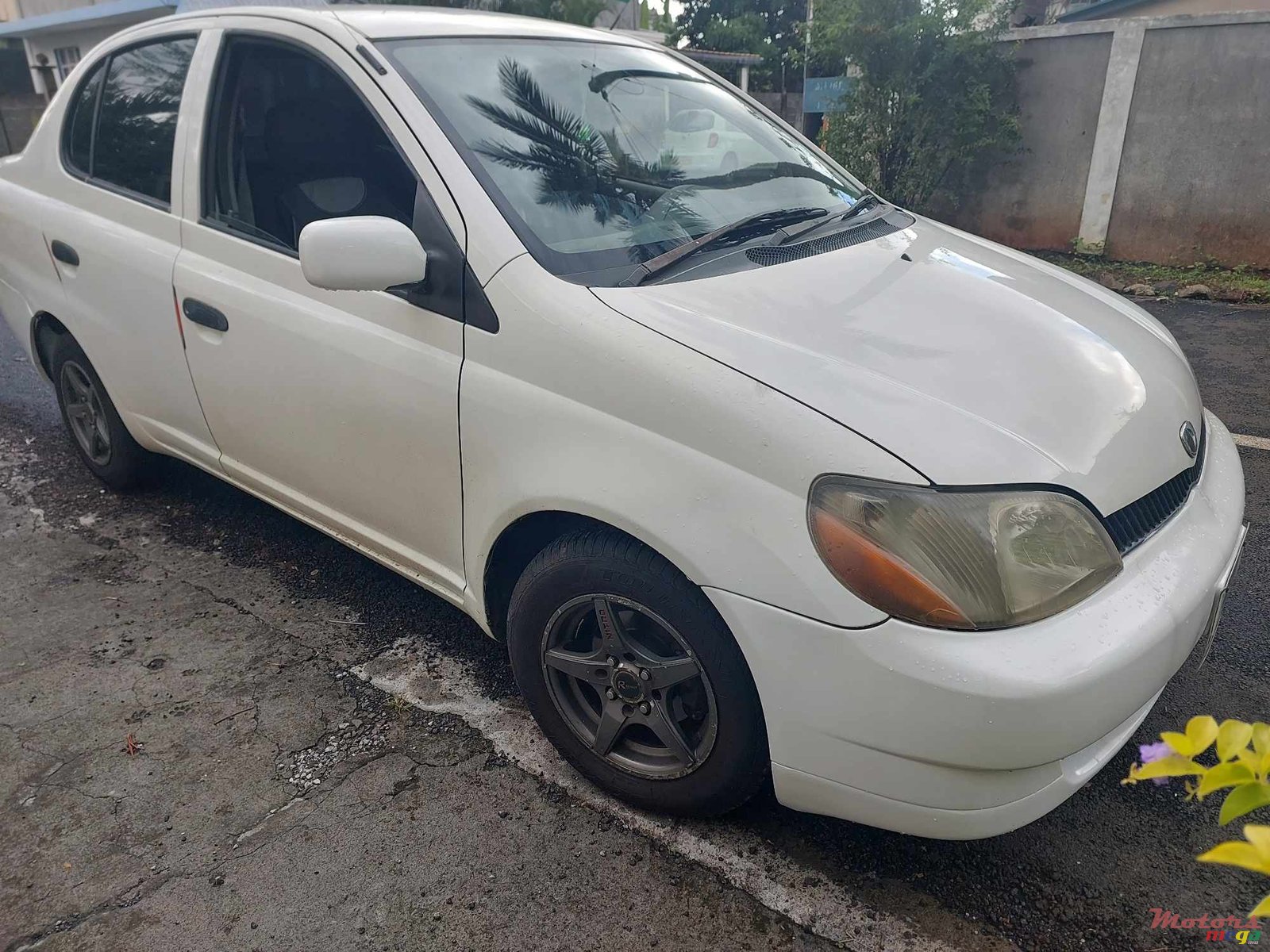 2002' Toyota Platz SCP92 photo #2