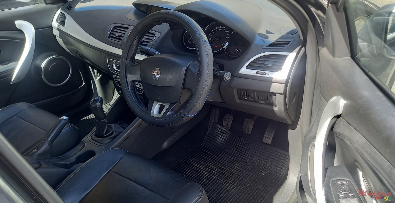 2012' Renault Fluence photo #5