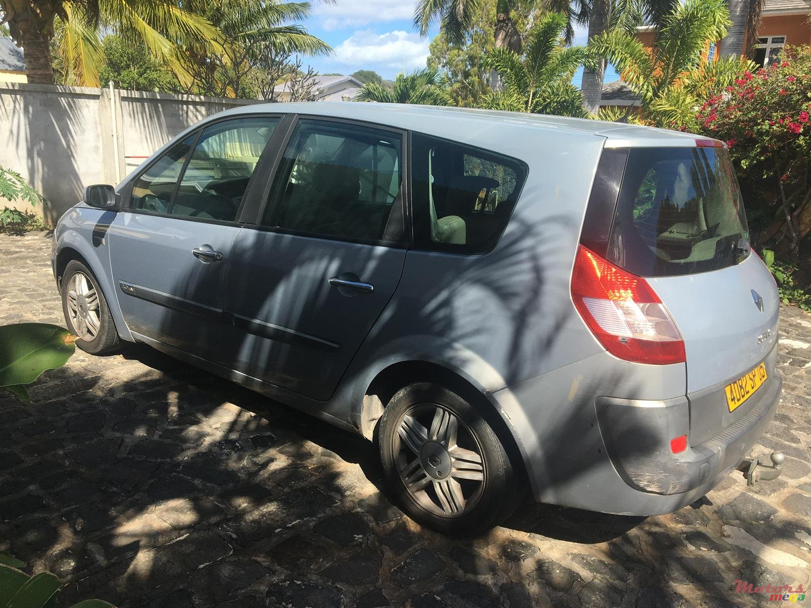 2005' Renault Scenic 2.0 16v photo #1
