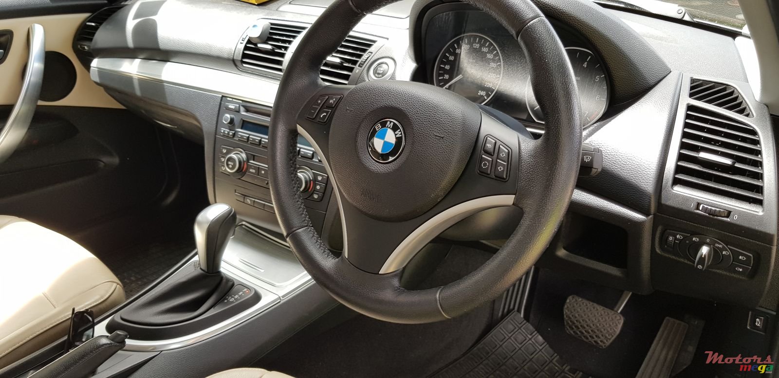 2011' BMW 1 Series 5 Door photo #4