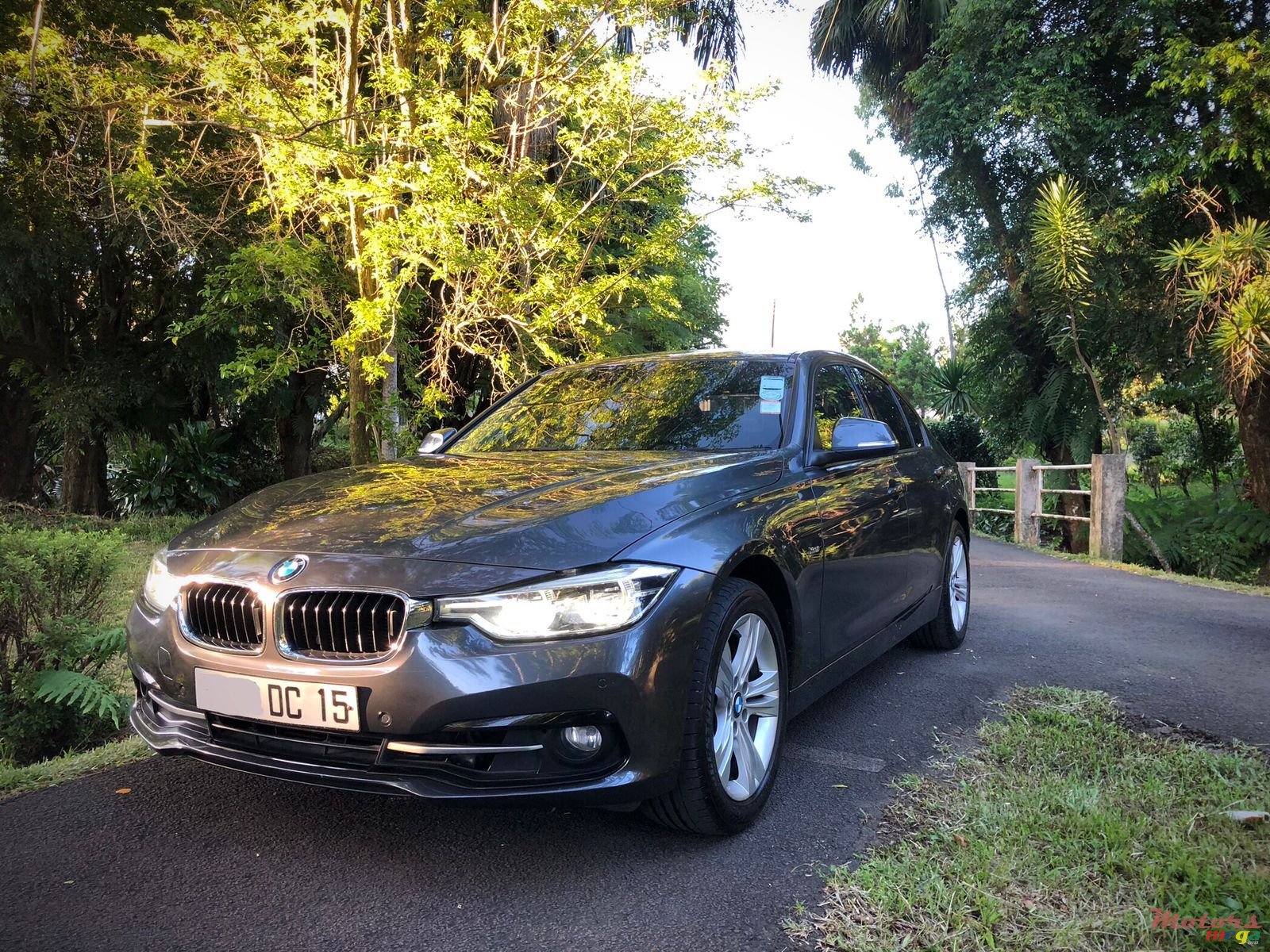2015' BMW 318i manual photo #6