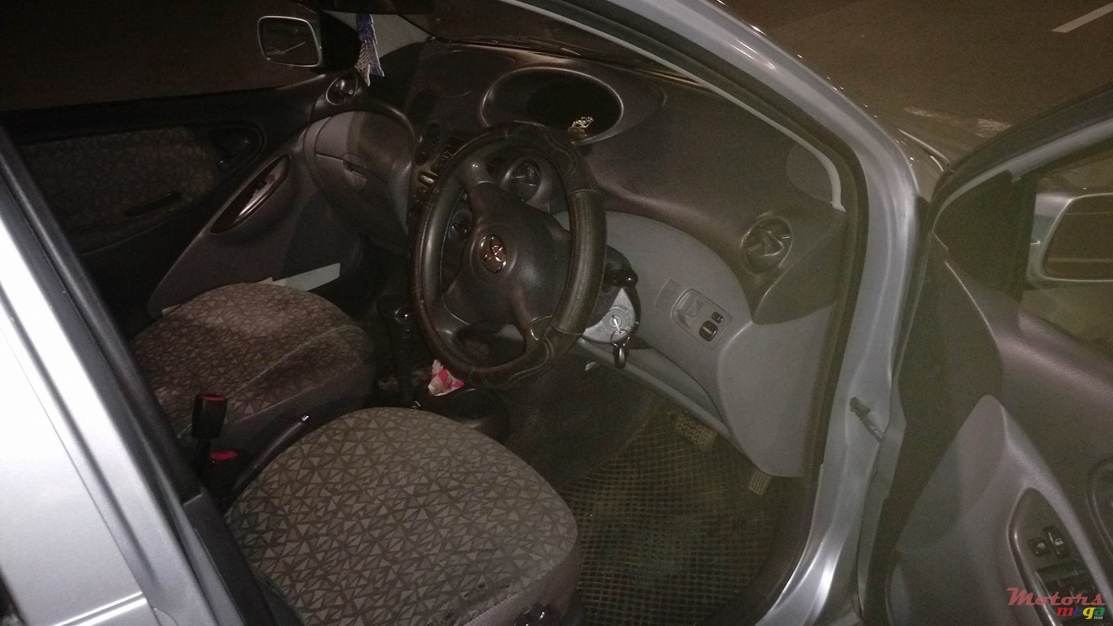 2002' Toyota Vitz photo #6