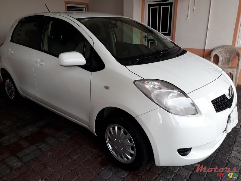 2006' Toyota Vitz photo #2