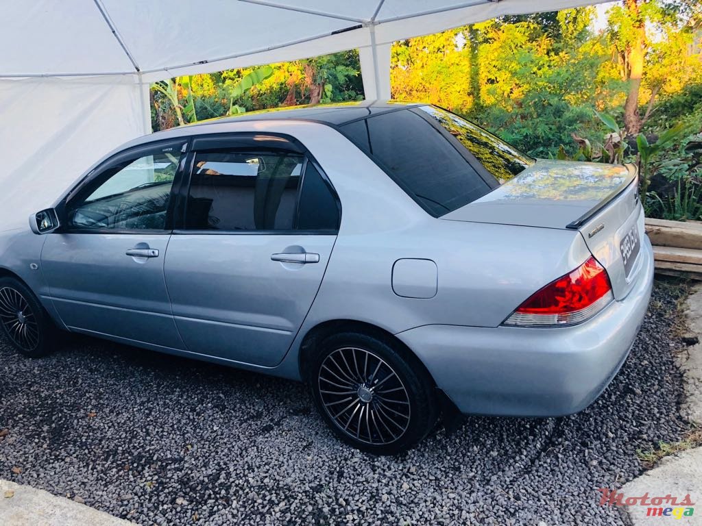 2004' Mitsubishi photo #1