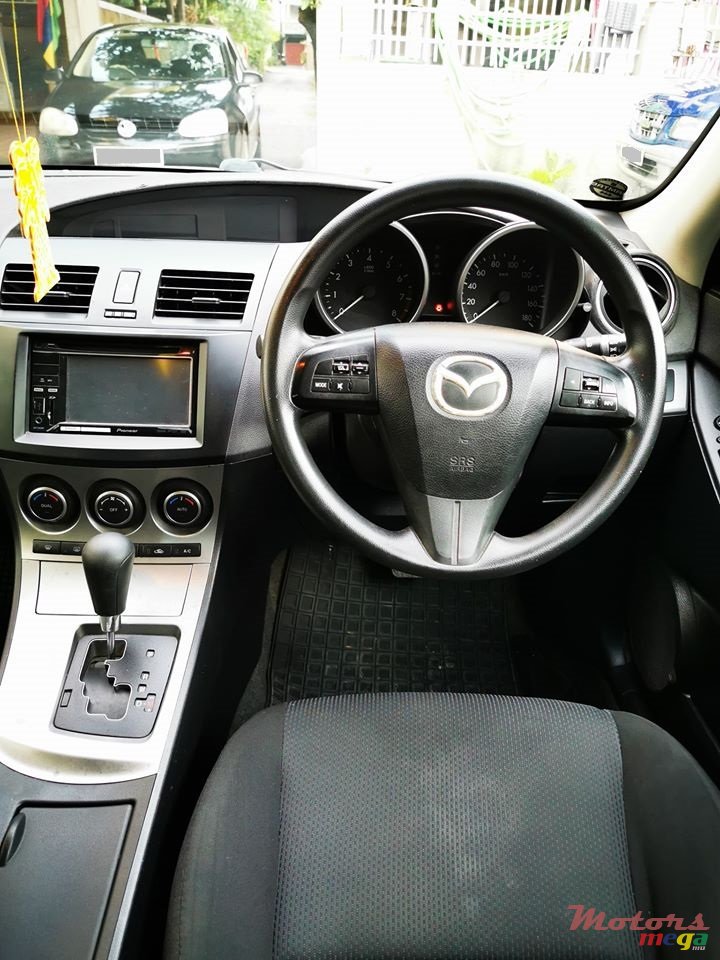 2010' Mazda Axela photo #4