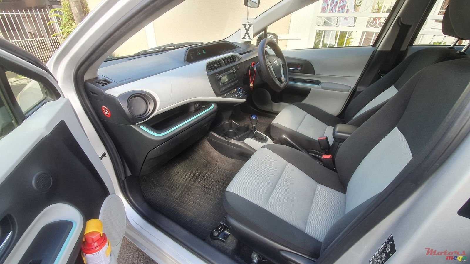 2012' Toyota Prius photo #7