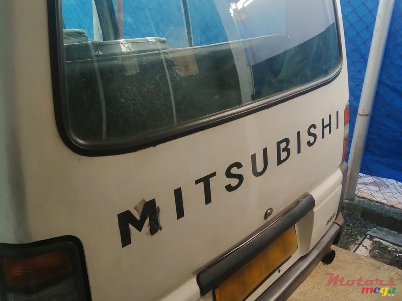 2004' Mitsubishi photo #3