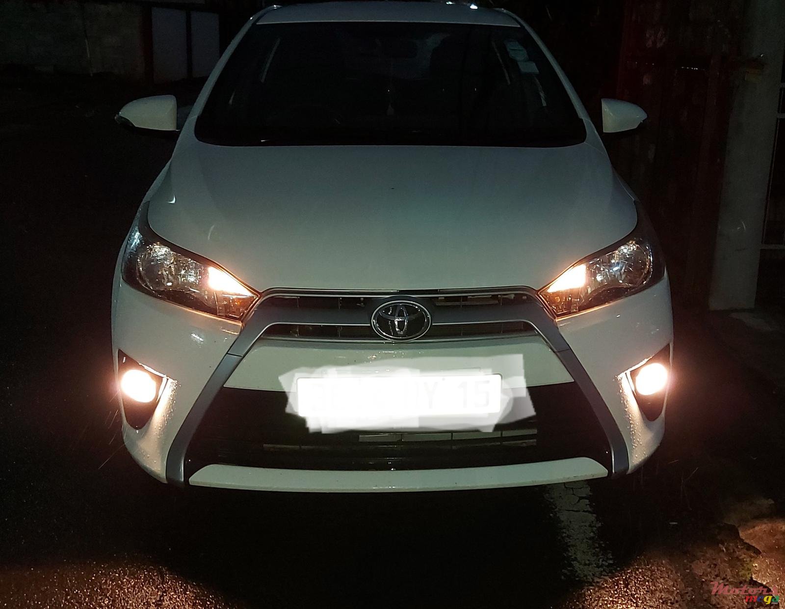 2015' Toyota Yaris Hatchback photo #5