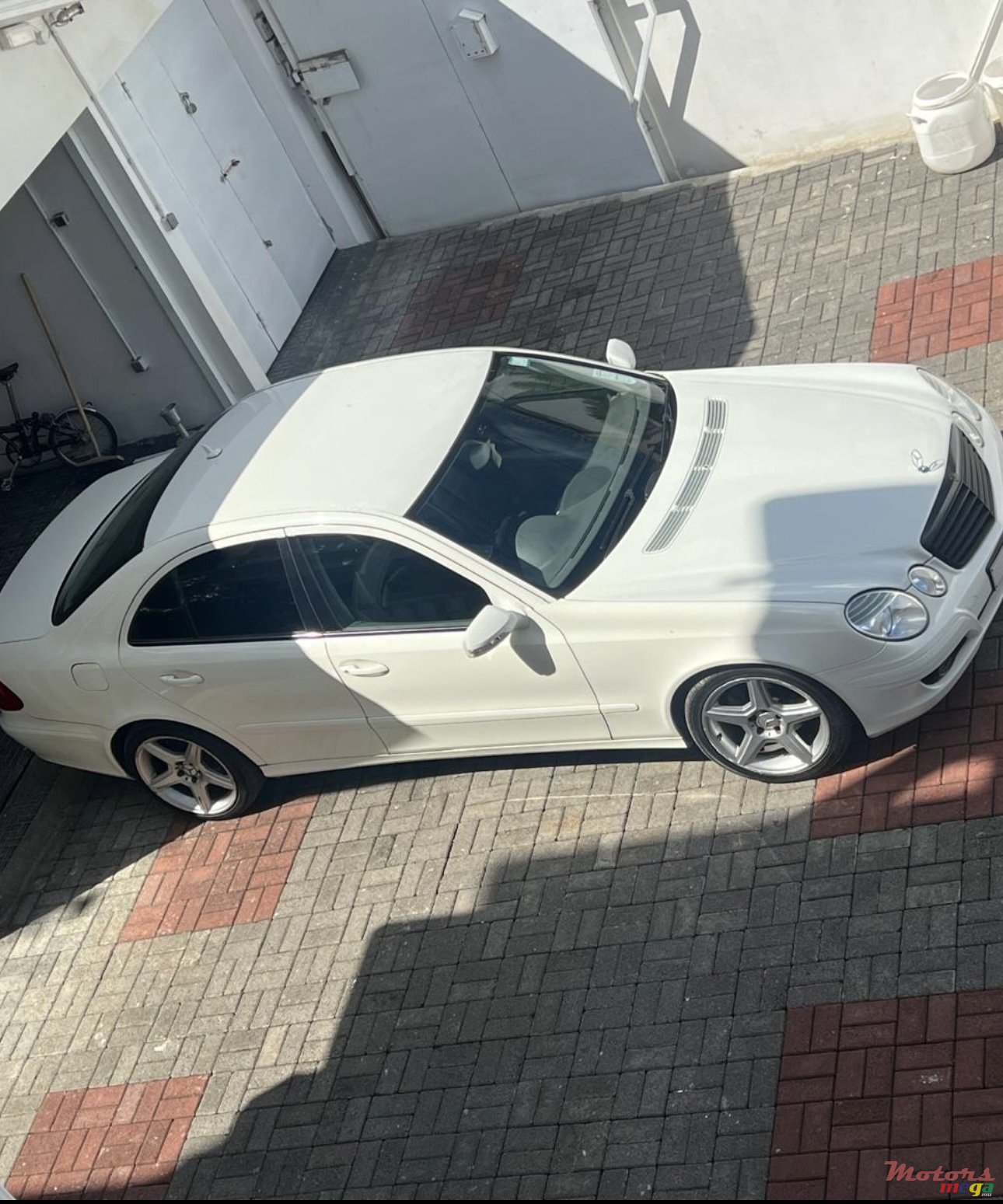 2009' Mercedes-Benz 200E photo #2