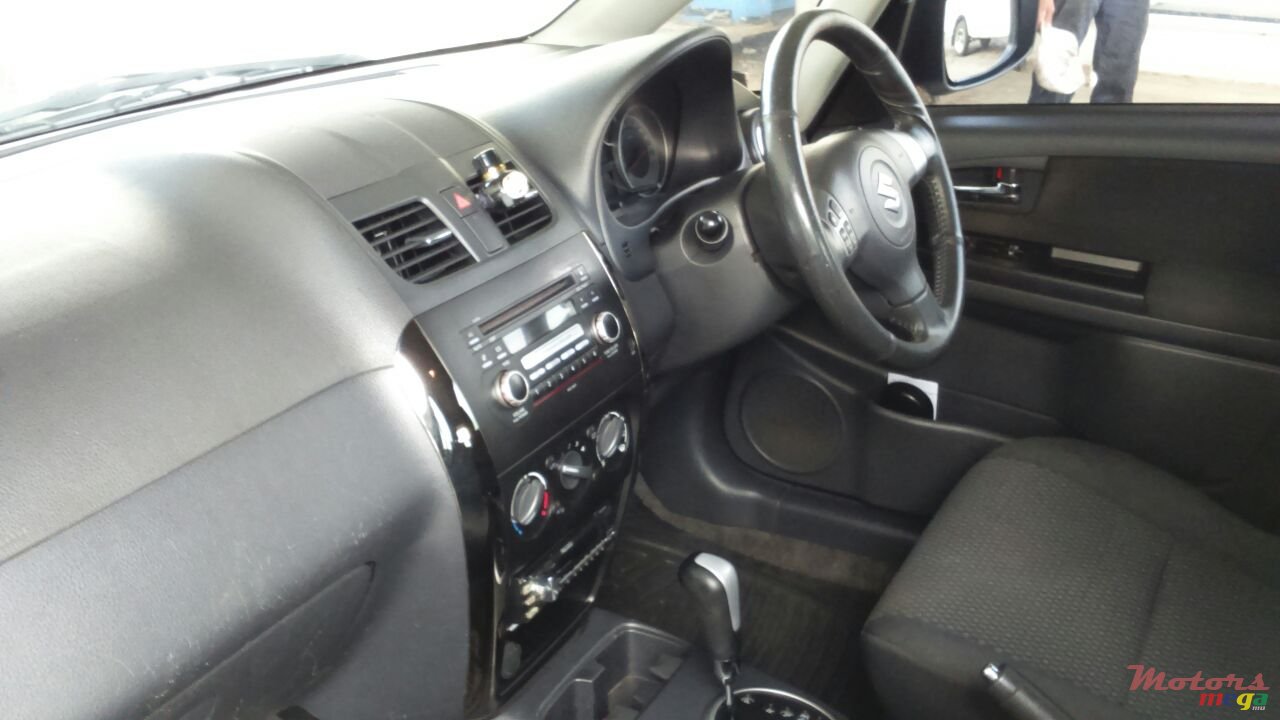 2013' Suzuki SX4 photo #2