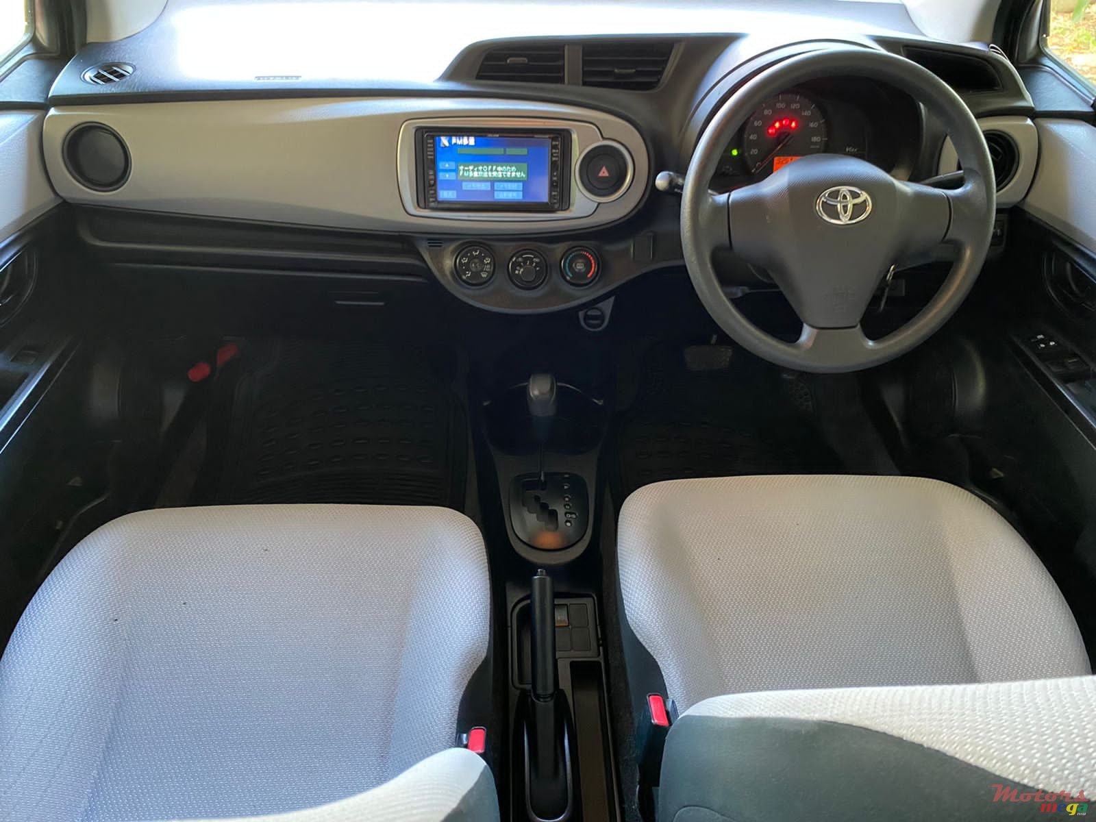 2011' Toyota Vitz photo #2