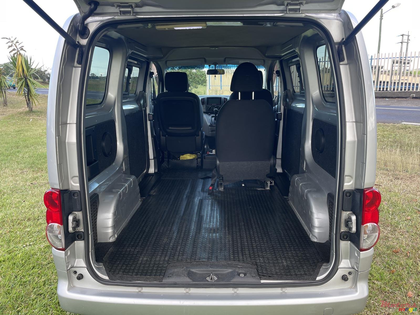 2011' Nissan NV photo #2