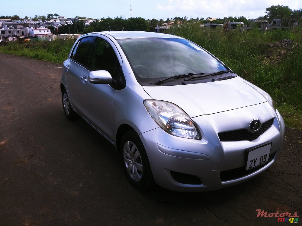 2009' Toyota Vitz 1300 photo #1