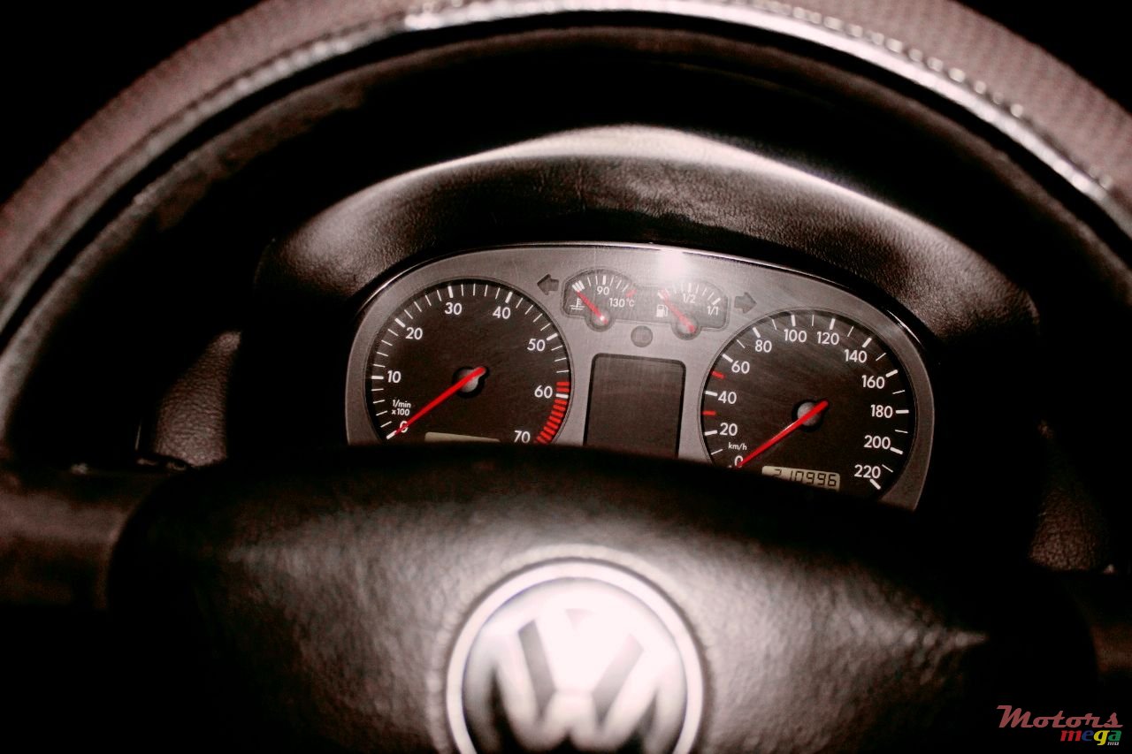 2001' Volkswagen Golf photo #2