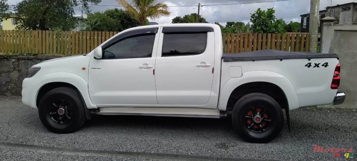 2013' Toyota Hilux 4x4 photo #3
