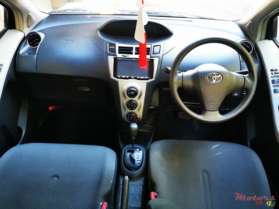 2010' Toyota Vitz photo #6