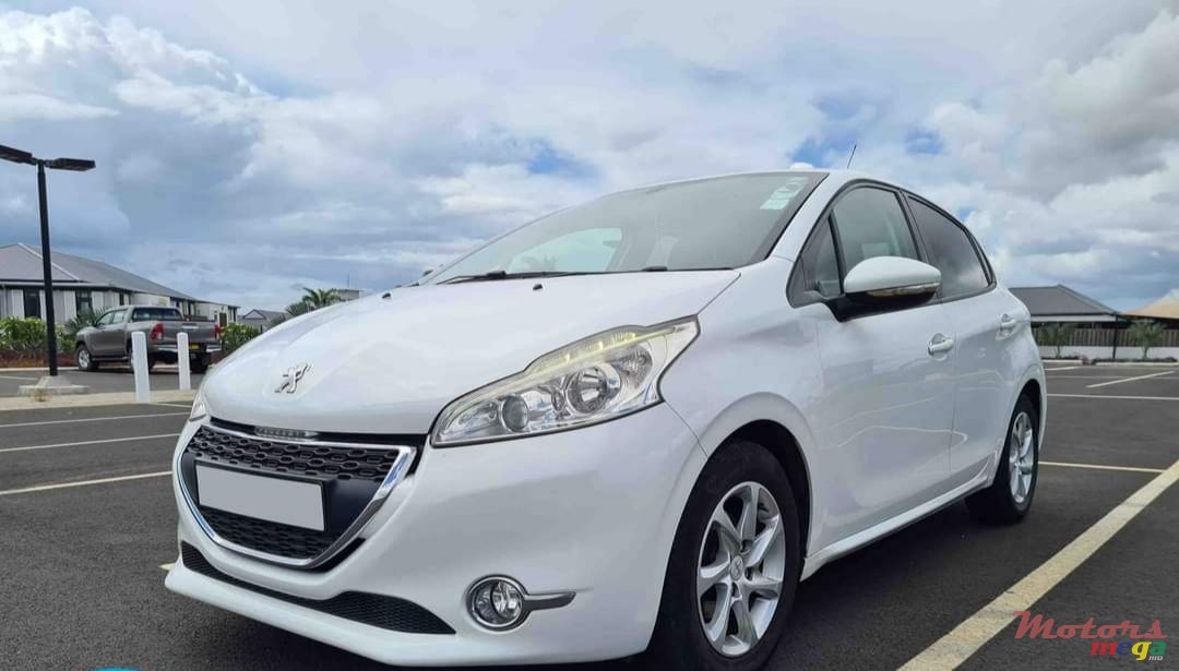2012' Peugeot 208 photo #1