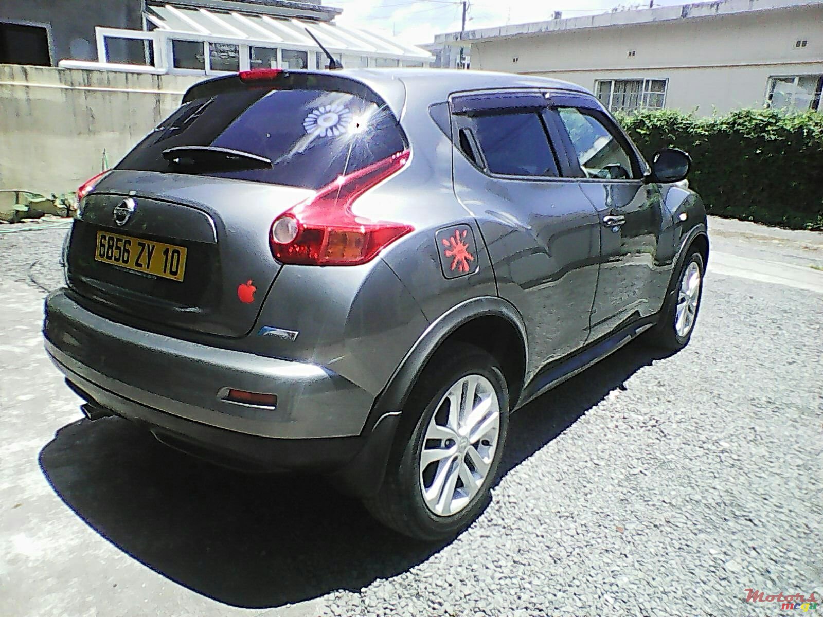 2010' Nissan Juke Automatic photo #2
