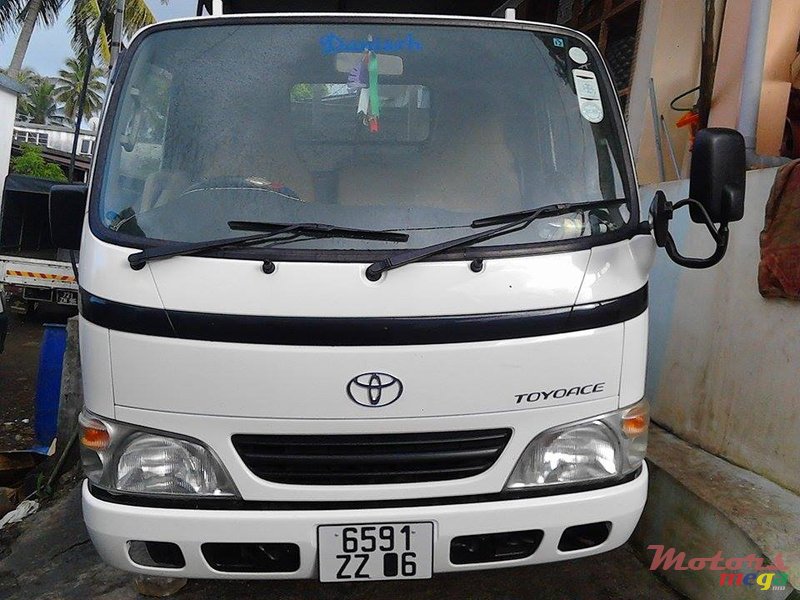 2006' Toyota HiAce photo #1