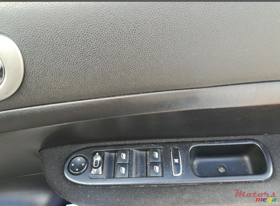 2004' Peugeot 307 Hatchback photo #5