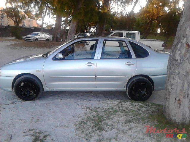 2001' Volkswagen Polo photo #3