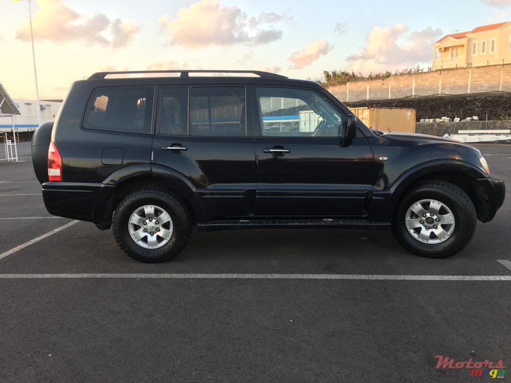 2005' Mitsubishi Pajero photo #1