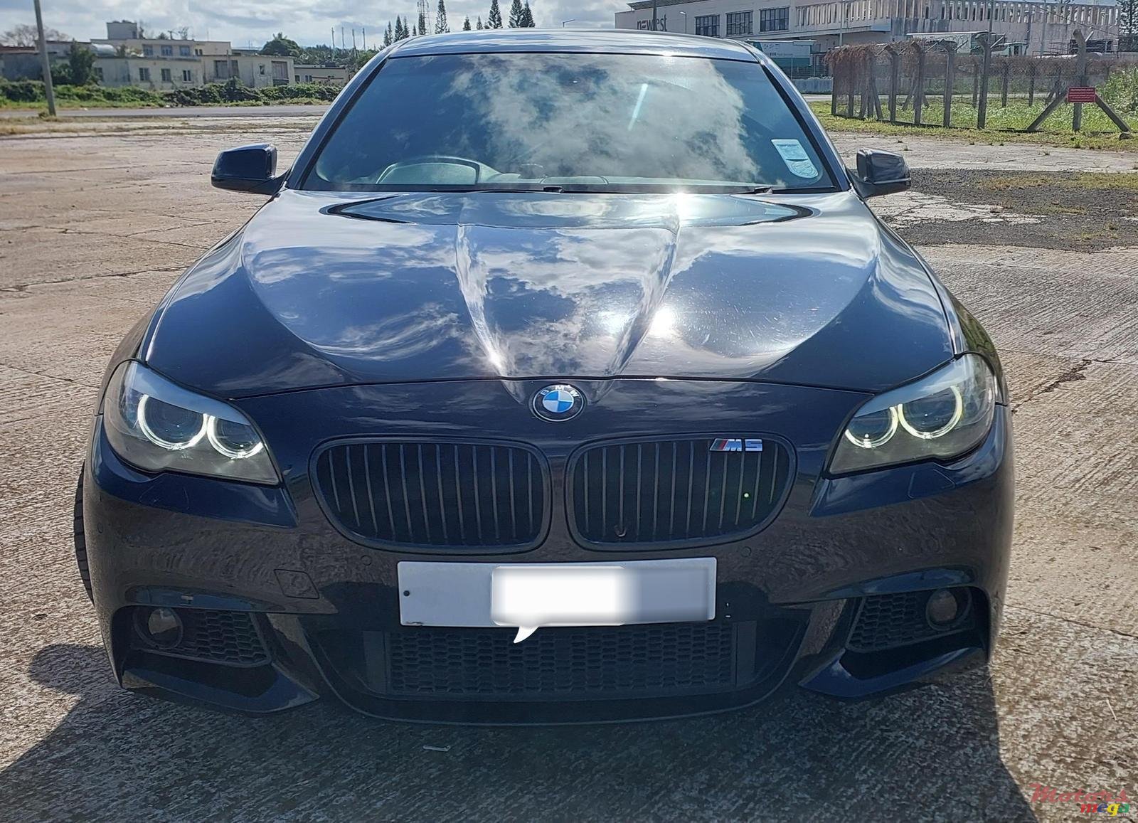 2011' BMW 5 Series 520D photo #3