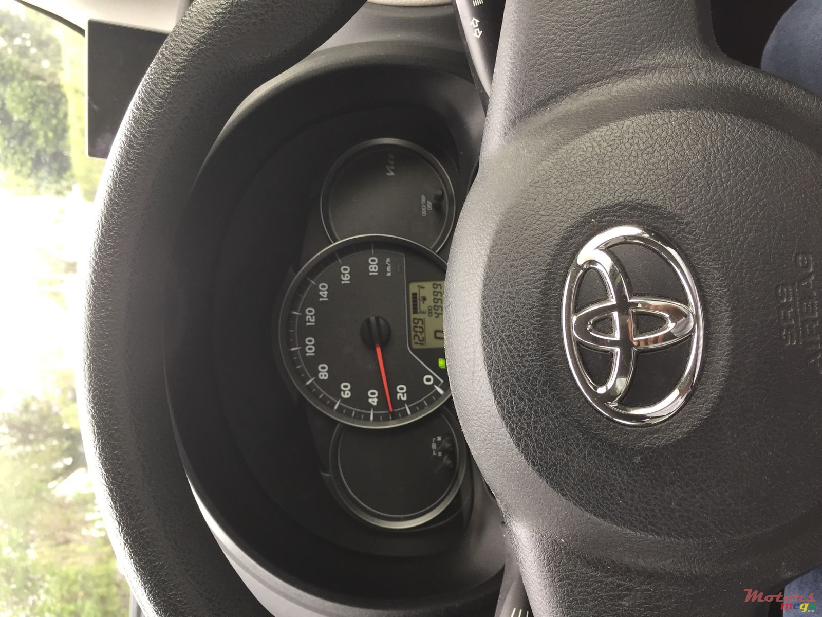 2013' Toyota Vitz photo #1