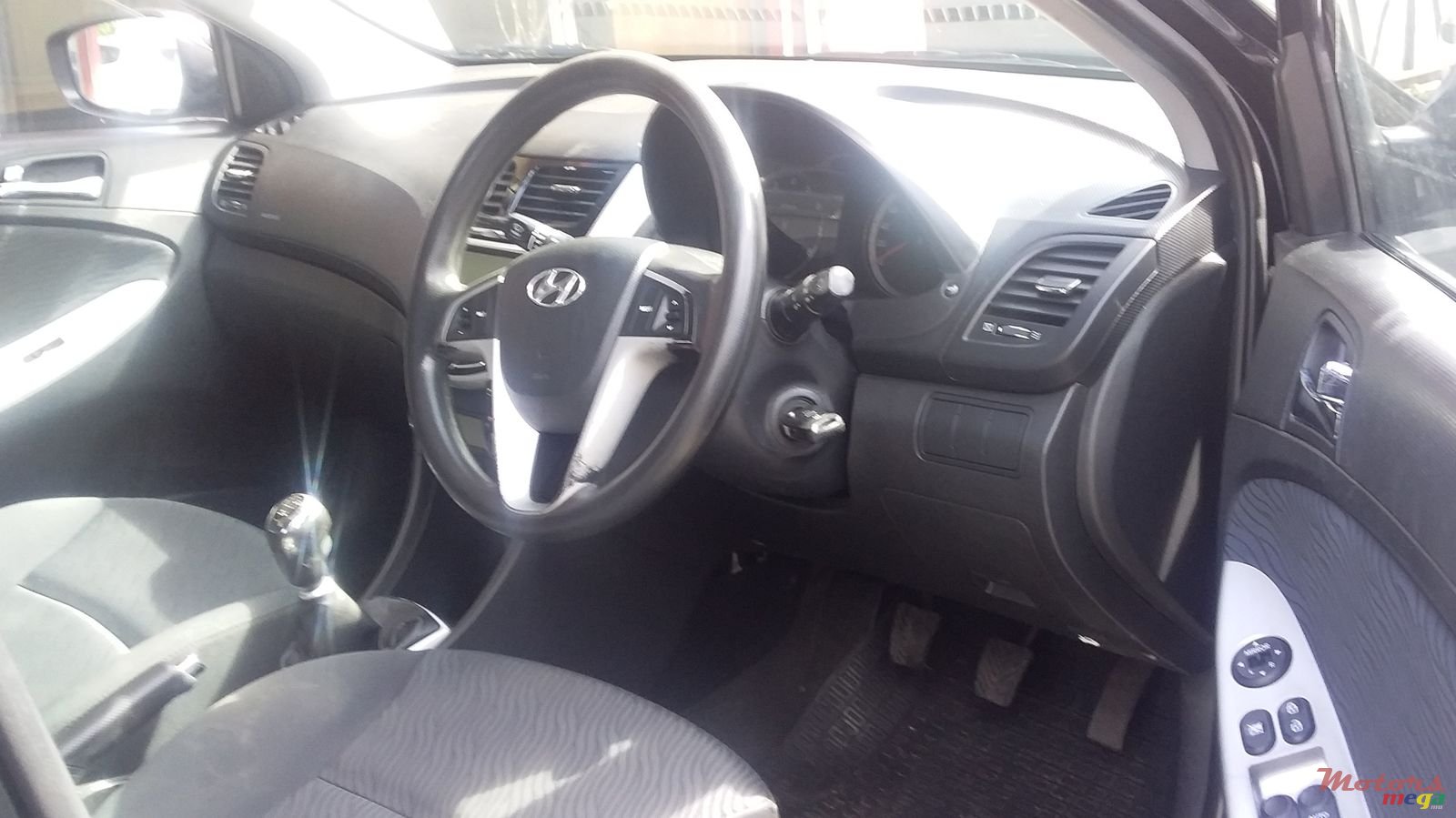 2012' Hyundai Accent Blue photo #3