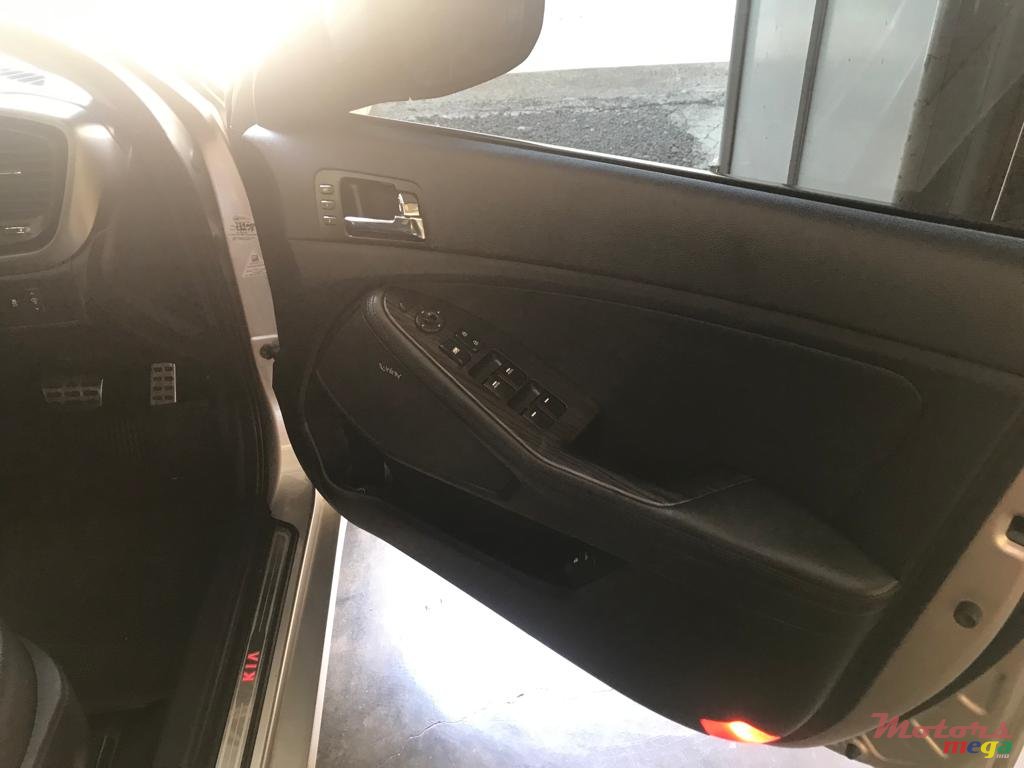 2012' Kia Optima photo #5