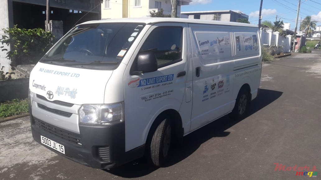 2015' Toyota HiAce photo #2