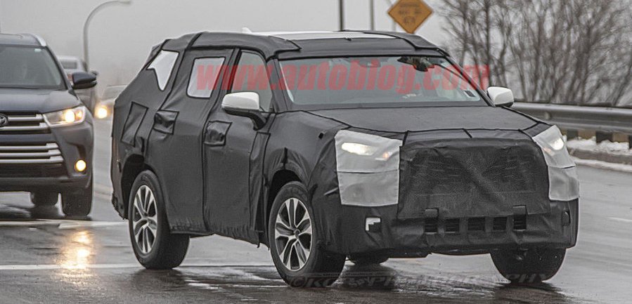 New Toyota Highlander spied with chiseled body, loses cardboard cladding