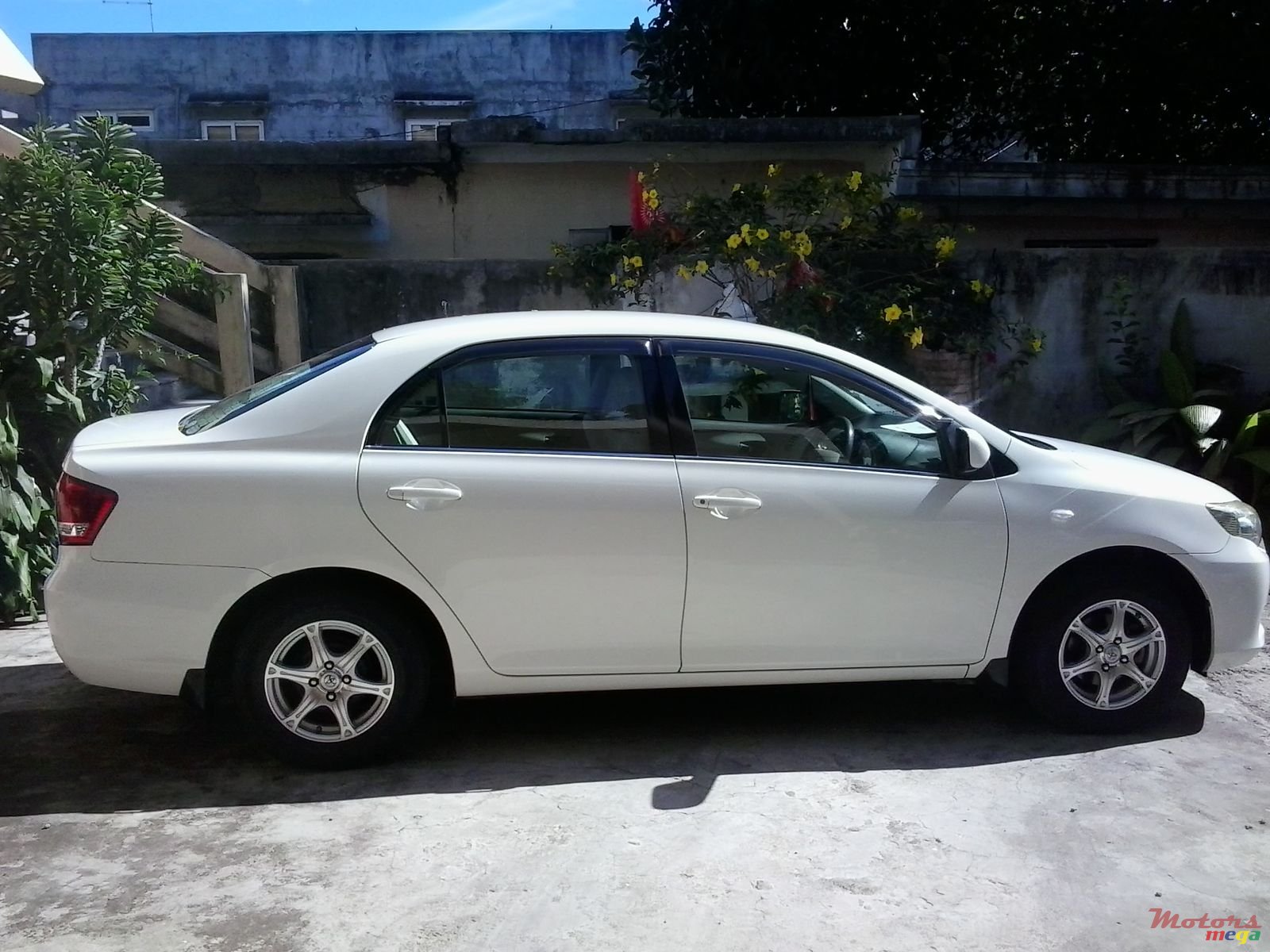 2009' Toyota Axio photo #2