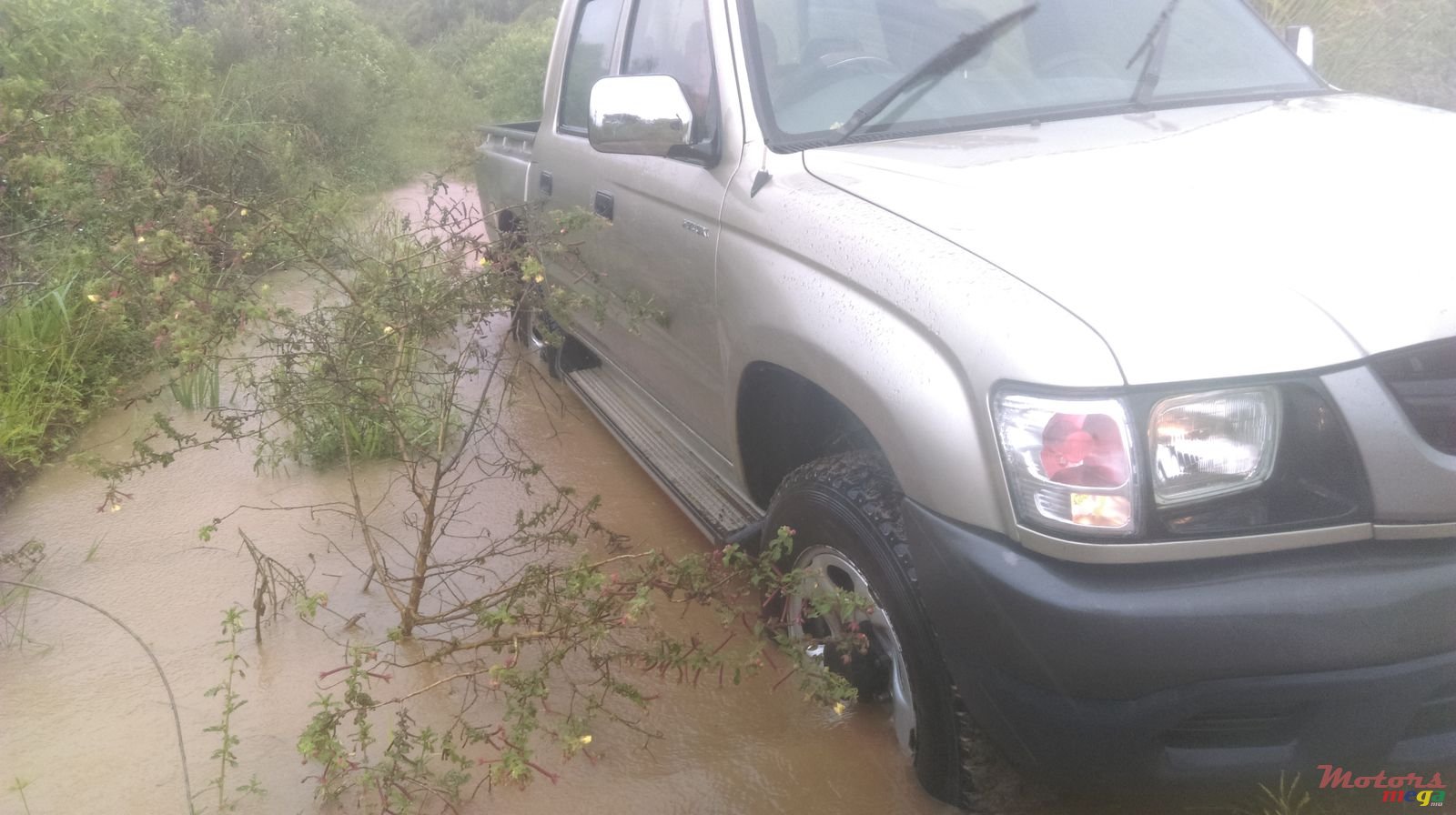 2002' Toyota Hilux photo #3