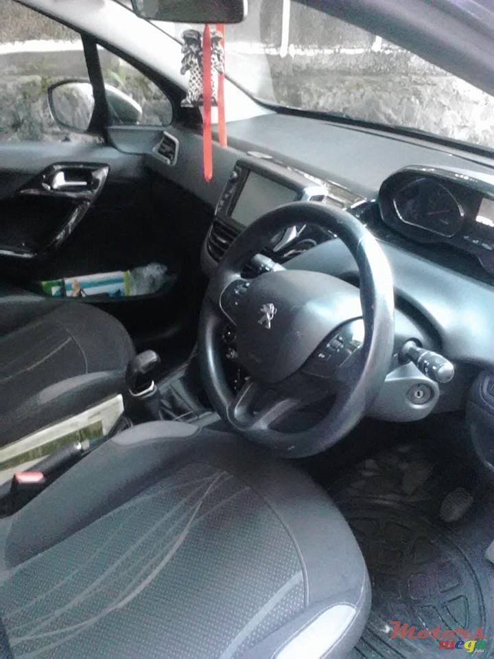 2013' Peugeot 208 photo #6