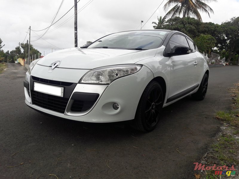 2011' Renault Megane Coupe photo #2