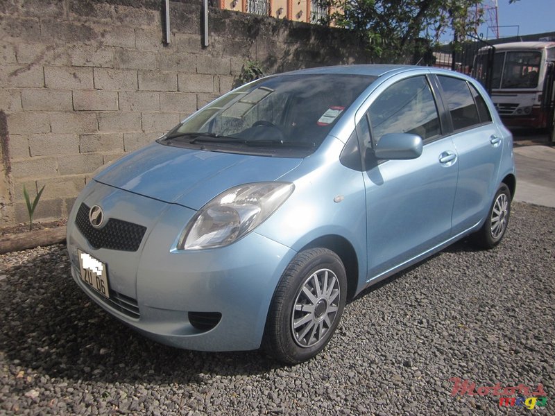 2006' Toyota Vitz photo #1