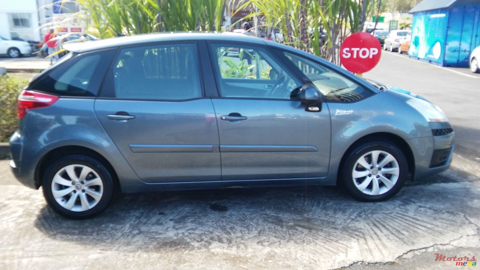 2011' Citroen C4 Picasso photo #2