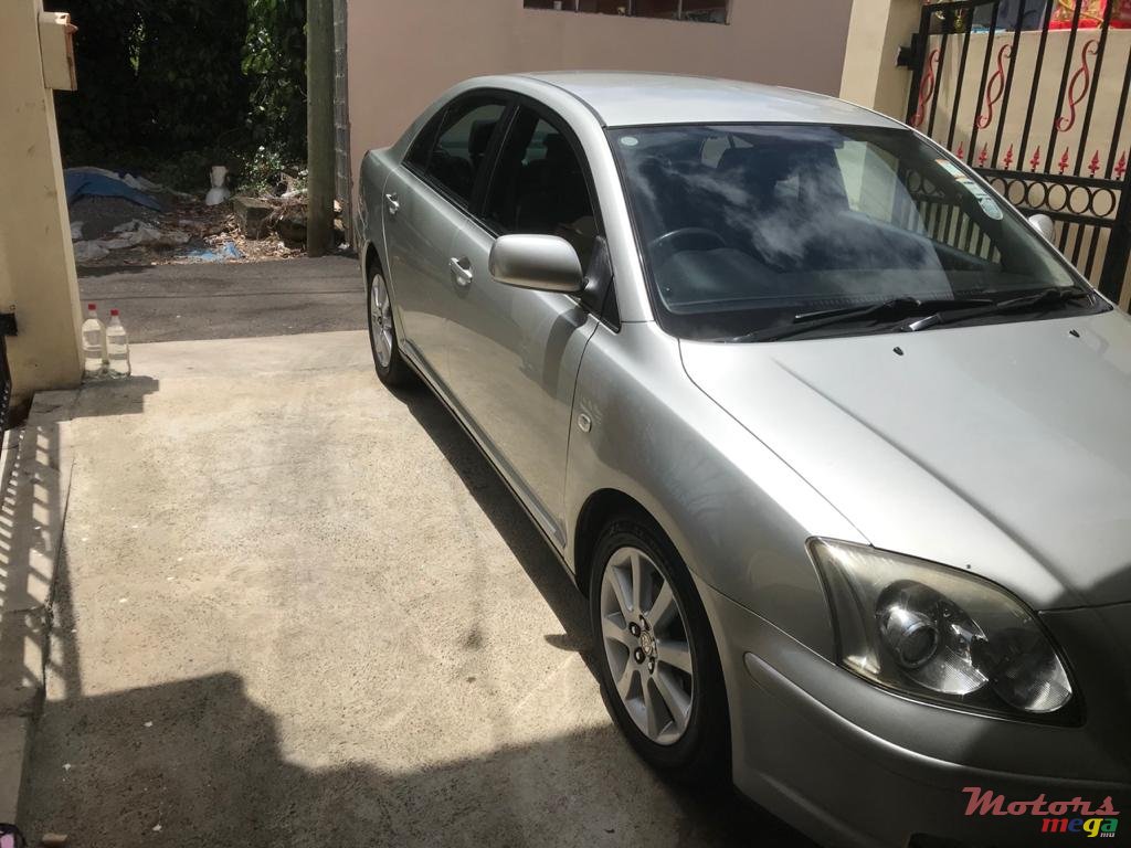 2005' Toyota Avensis photo #3