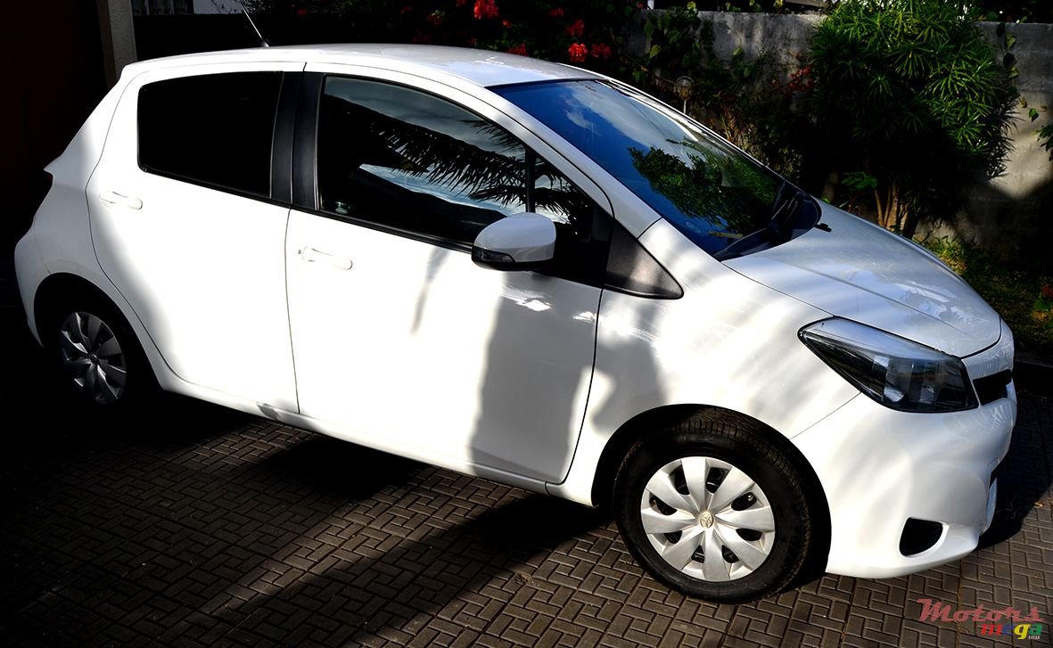 2012' Toyota Vitz photo #2