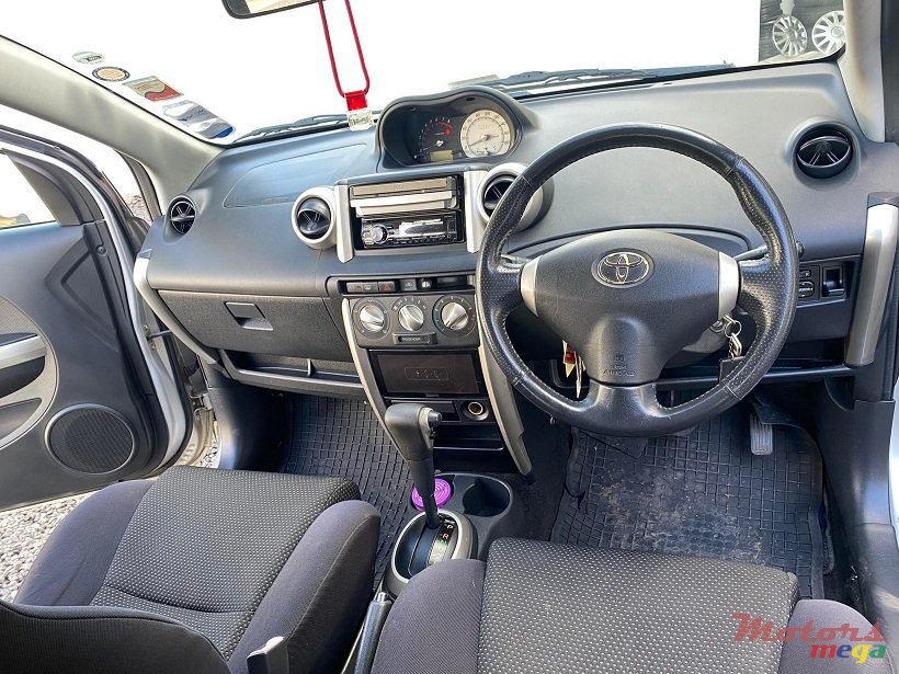 2004' Toyota IST Auto 1.3L JAPAN photo #3