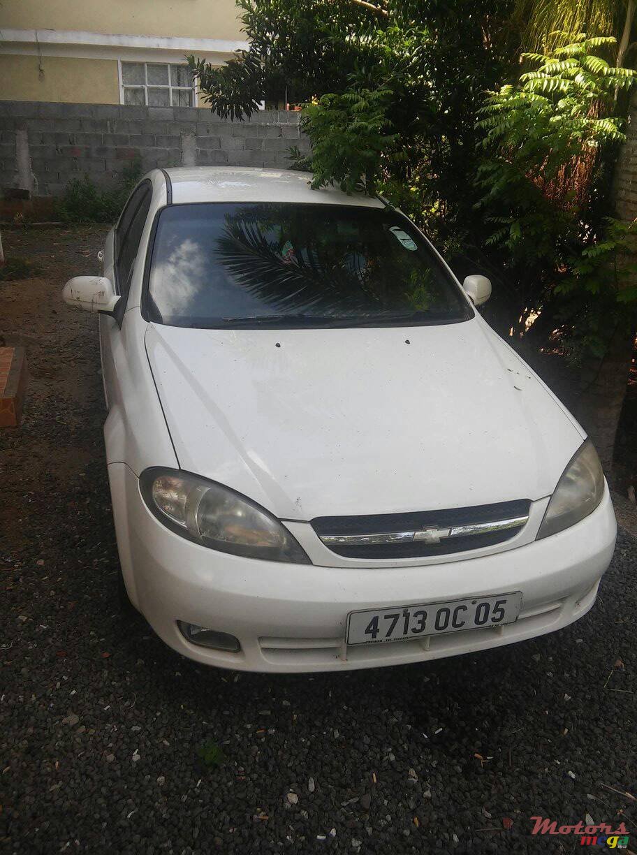 2005' Chevrolet Optra Hatchback photo #2