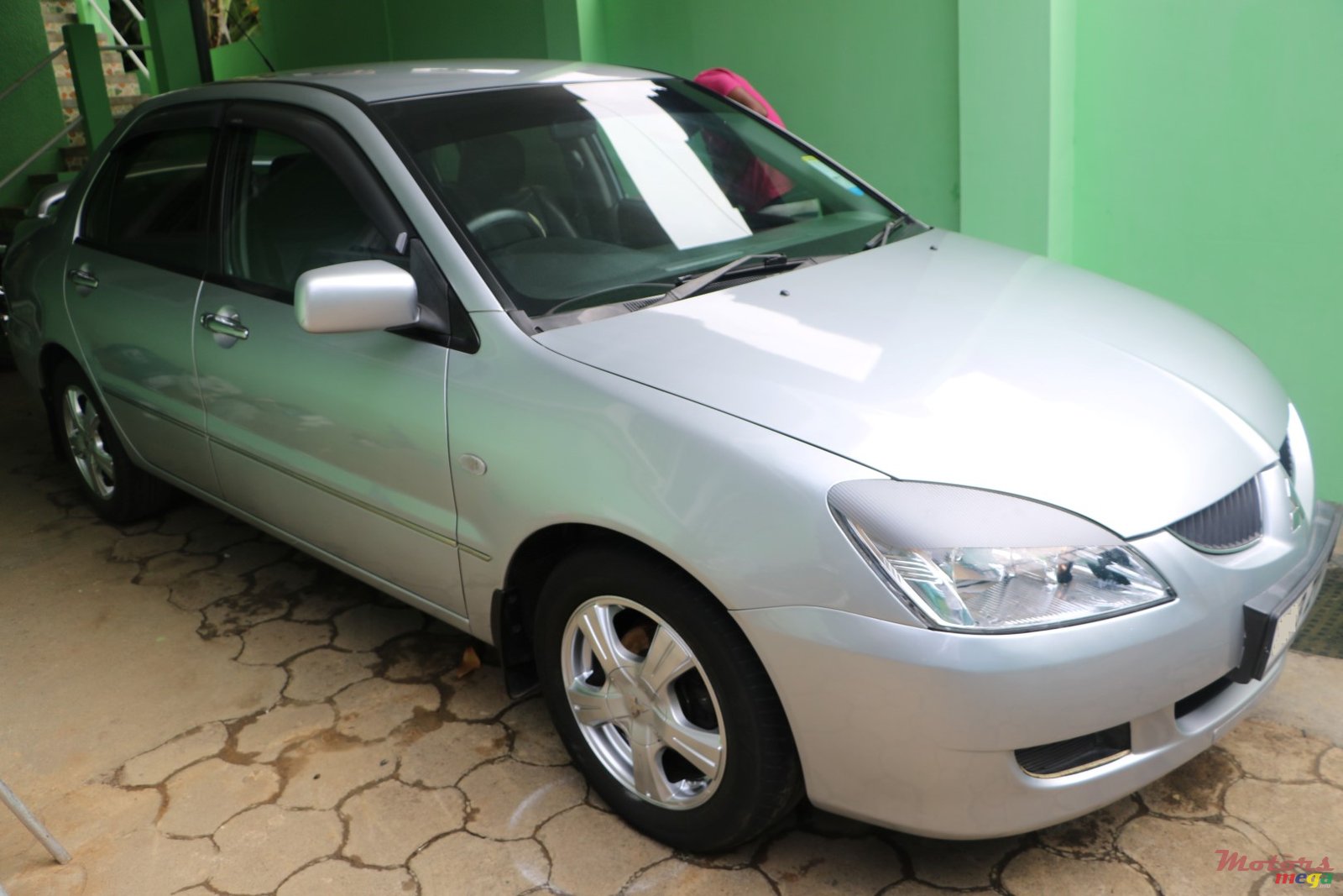 2005' Mitsubishi Lancer GLX photo #2