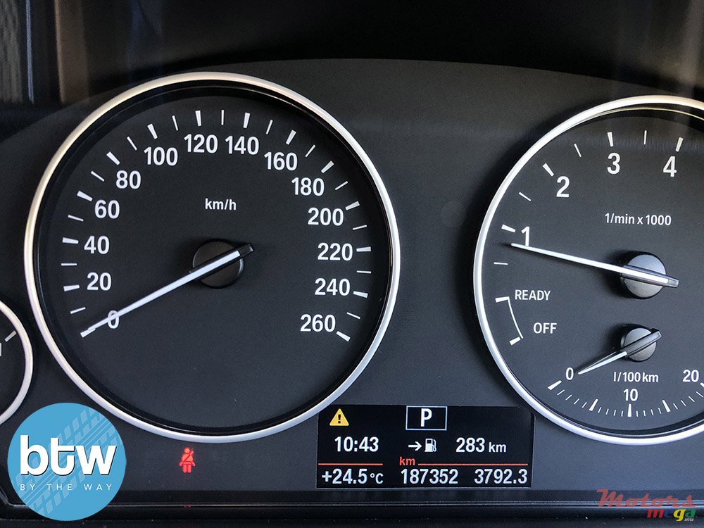 2012' BMW 320 photo #7