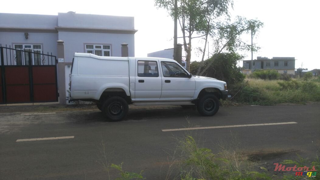 1997' Toyota Hilux 4x4 photo #2