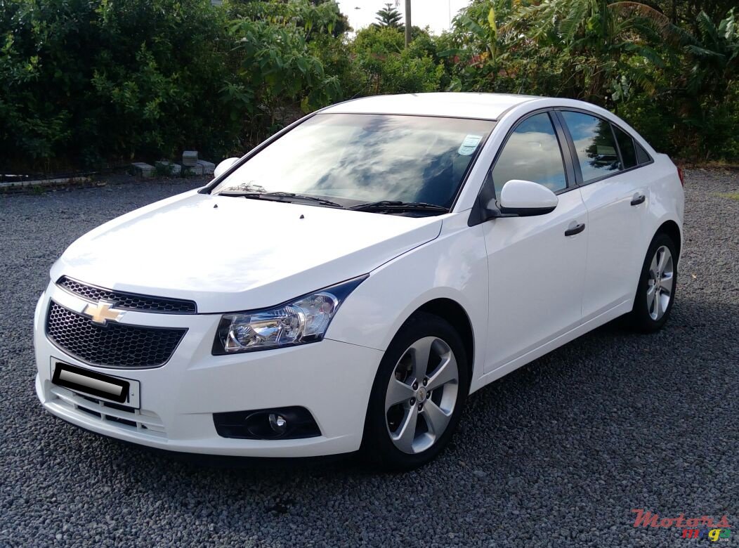2011' Chevrolet Cruze photo #3